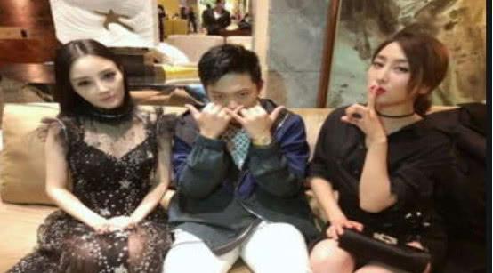 网曝吃瓜热门新闻,吃瓜群众热议，揭秘事件背后真相