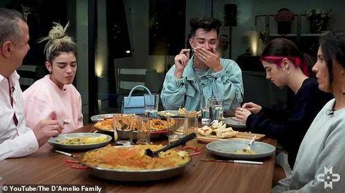 两姐妹拍的抖音网红吃瓜,趣味横生引网友热议