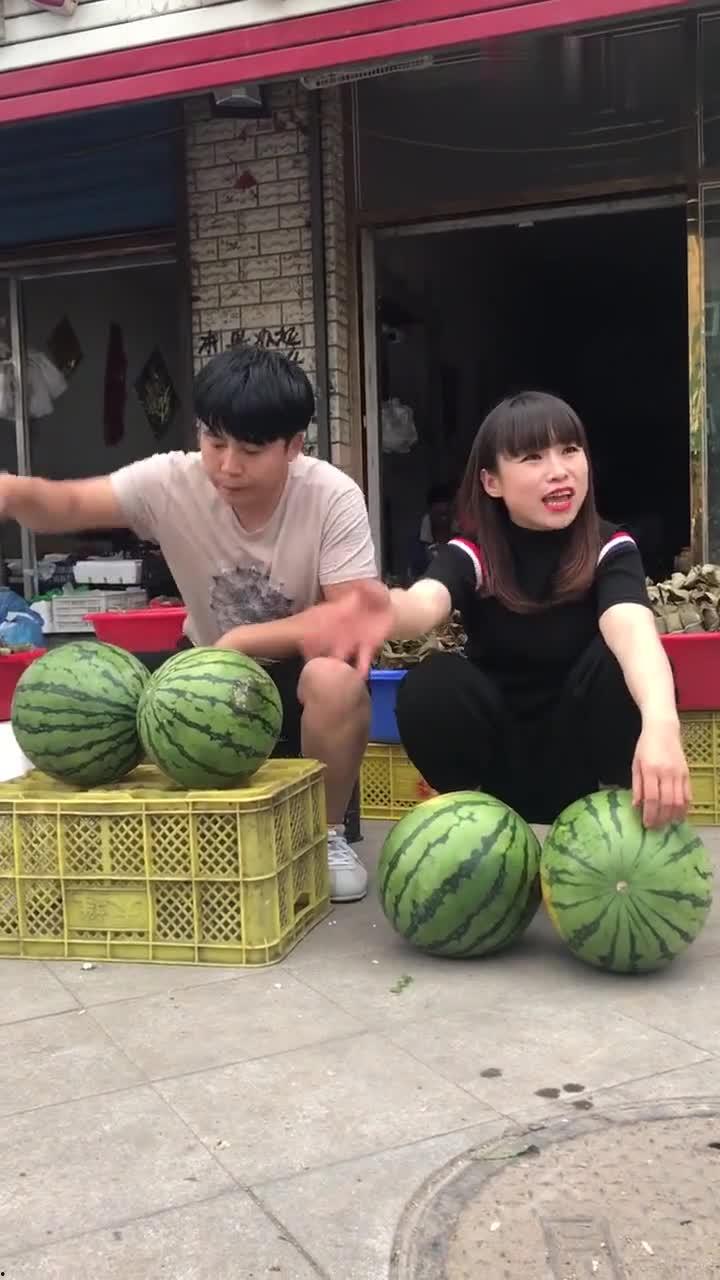 男摆摊网红吃瓜事件,揭秘网络舆论背后的真相