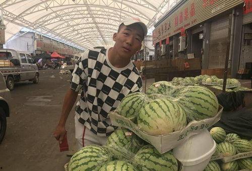 男摆摊网红吃瓜事件,揭秘网络舆论背后的真相